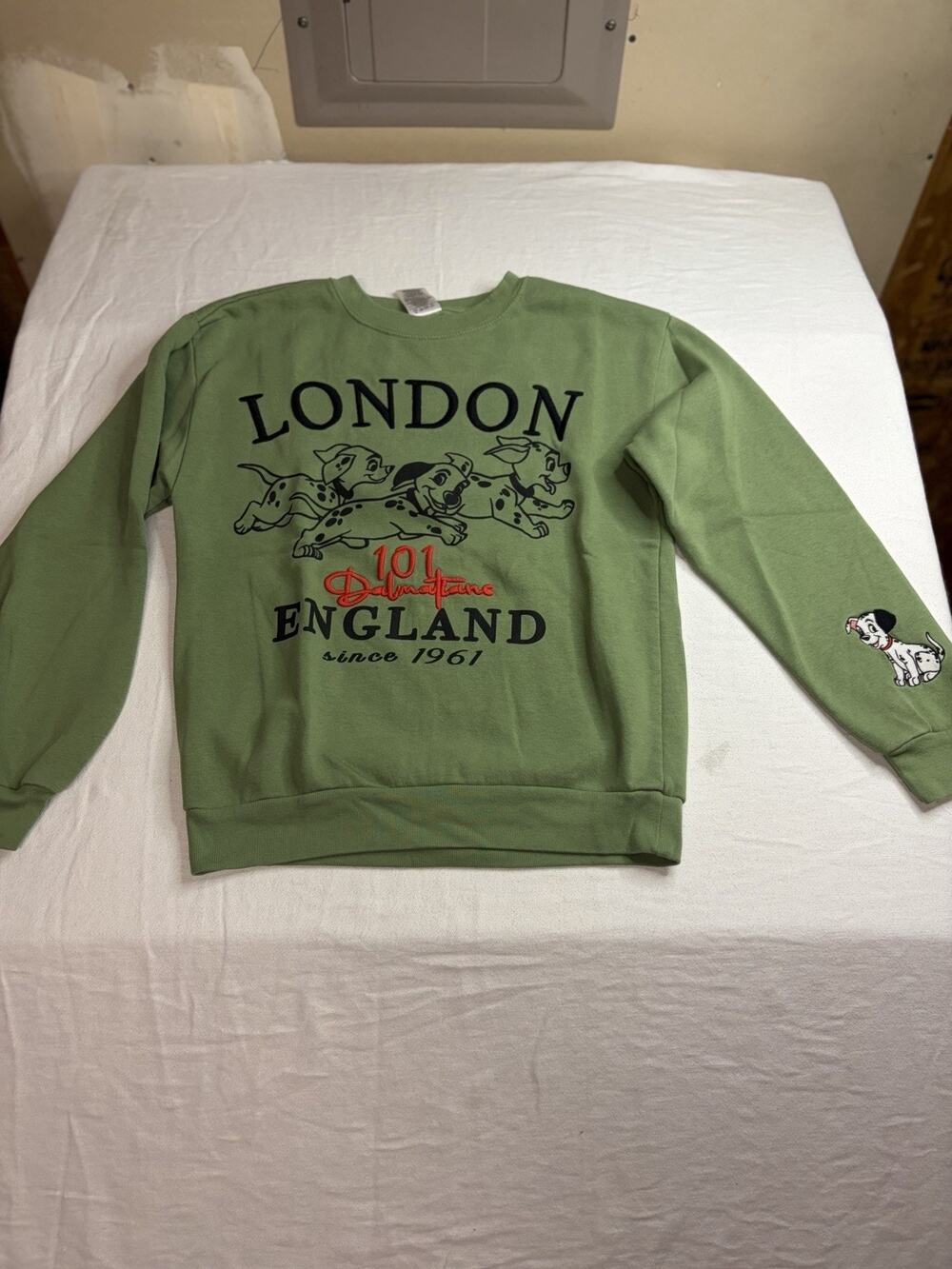 Disney 101 Dalmatians London England Women’s Small Green Crewneck Sweatshirt